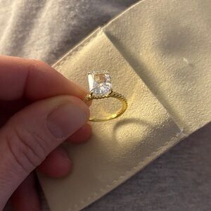 Elegant Gold Women's Ring with Sparkling Stone